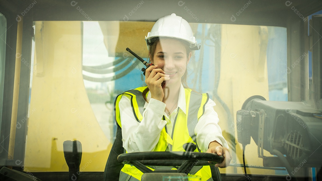 Feminino dirige uma empilhadeira de carga de contêiner de empilhadeira.