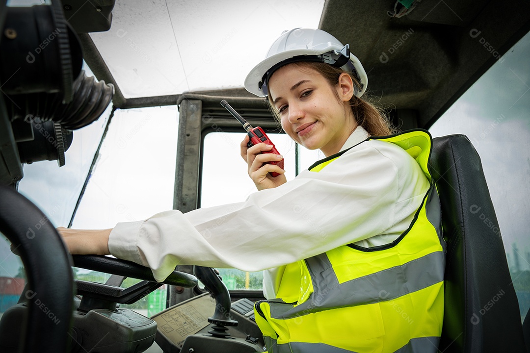Feminino dirige uma empilhadeira de carga de contêiner de empilhadeira.
