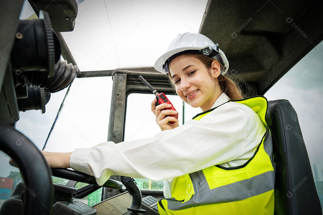 Feminino dirige uma empilhadeira de carga de contêiner de empilhadeira.
