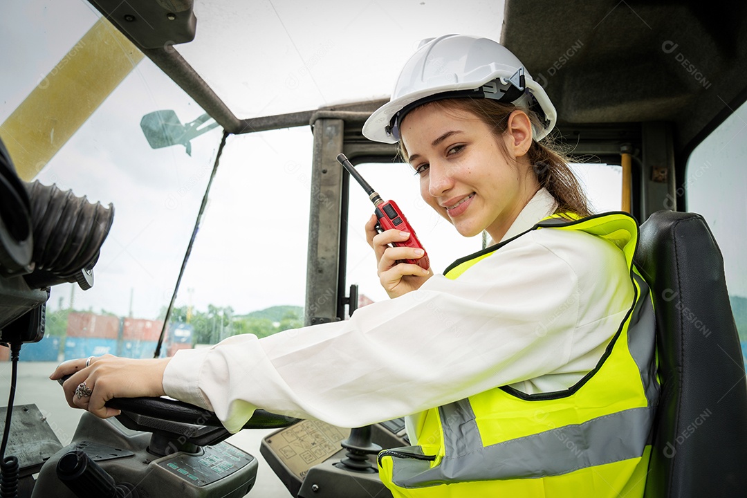 Feminino Capataz Dirija uma empilhadeira de carga de contêiner de empilhadeira.