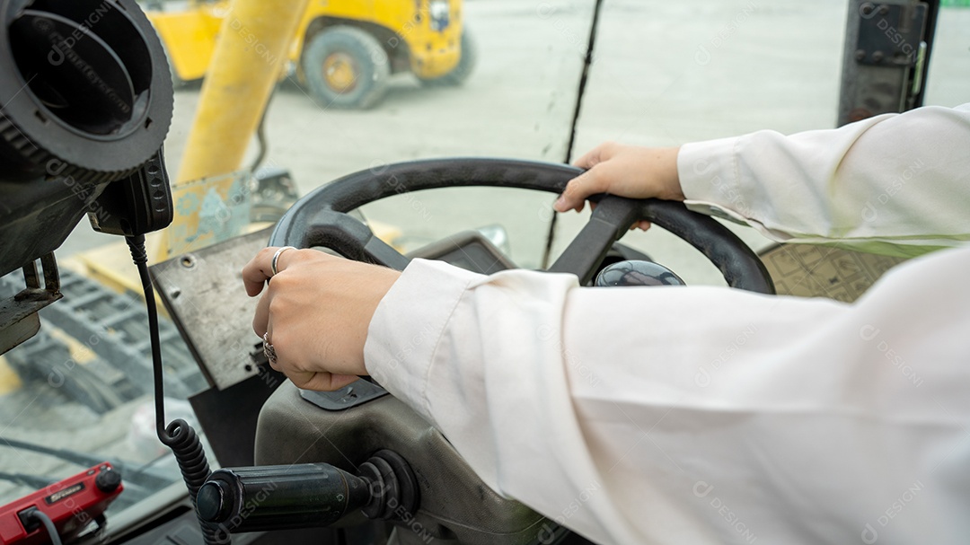 Feminino Capataz Dirija uma empilhadeira de carga de contêiner de empilhadeira.