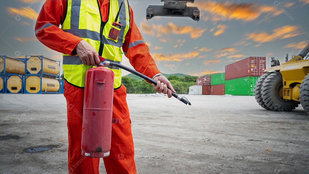 O treinamento de capataz usando extintor de incêndio para Carga Grande.