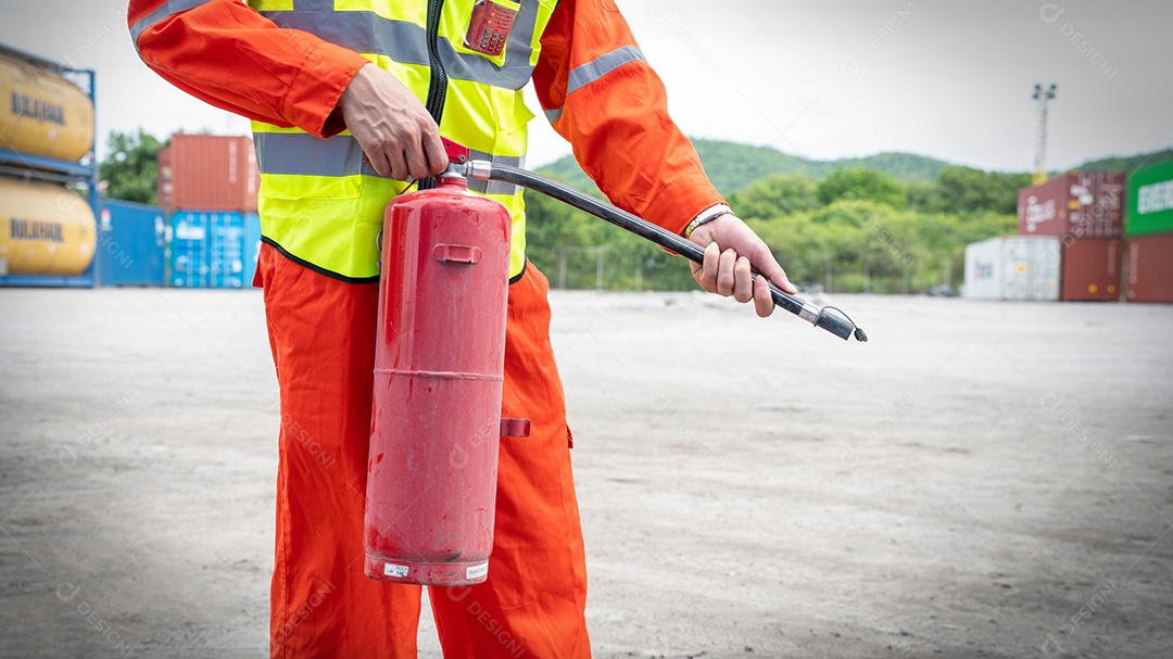 Capacitação de capataz usando extintor de incêndio para carga grande.