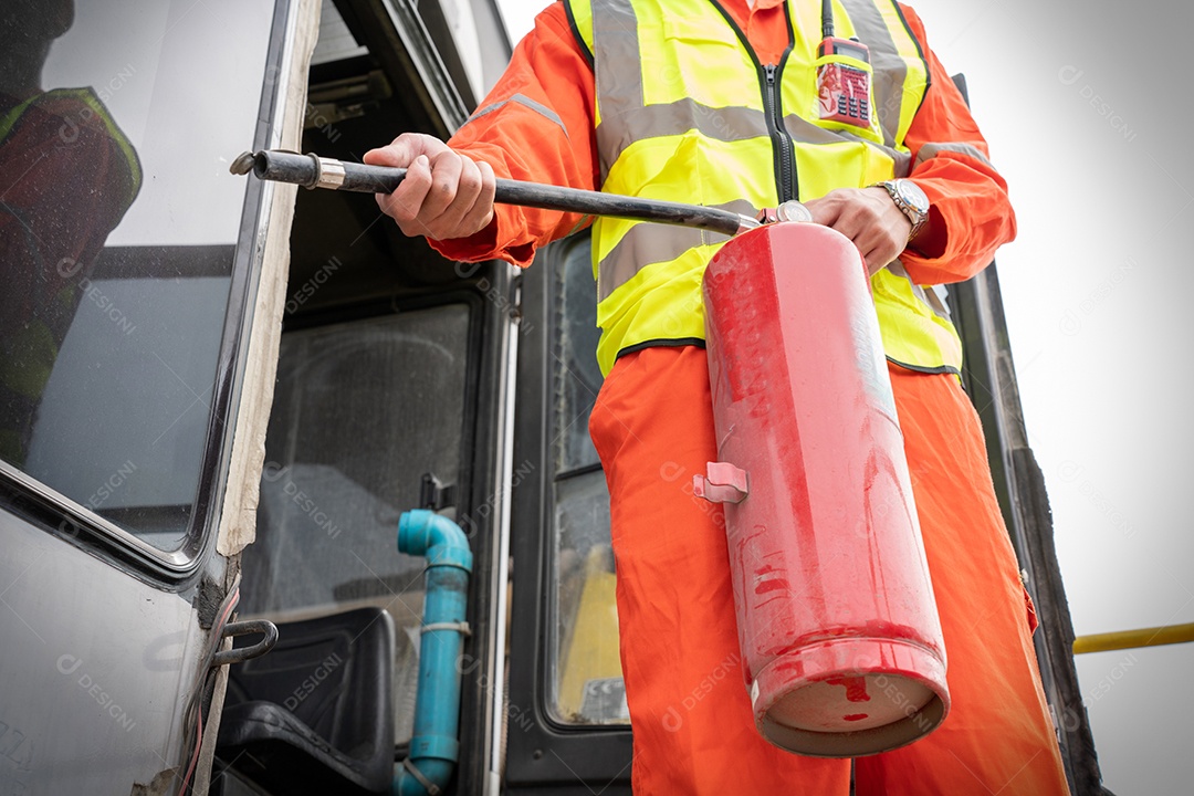Capacitação de capataz usando extintor de incêndio para carga grande.