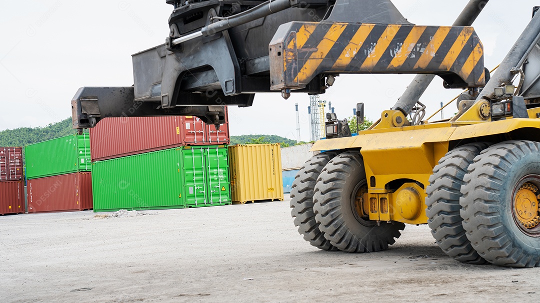 Empilhadeira trabalhando no porto de carga de contêineres carregando carga.