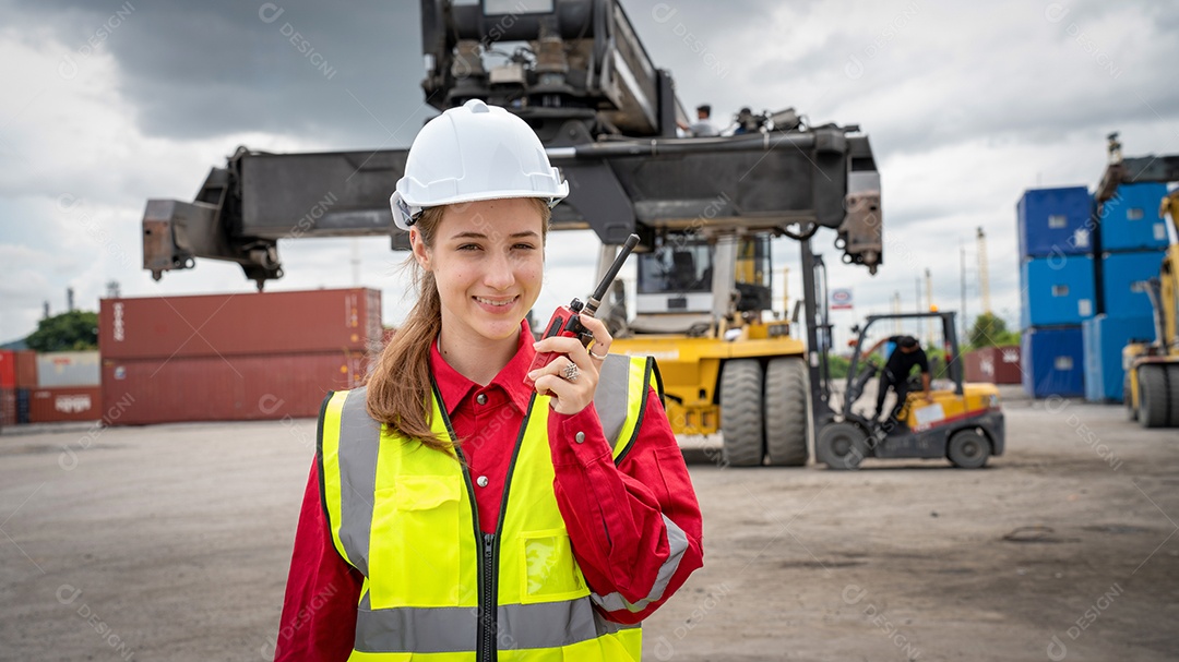 Empilhadeira de controle de contramestre de mulher carregando carga de contêineres.