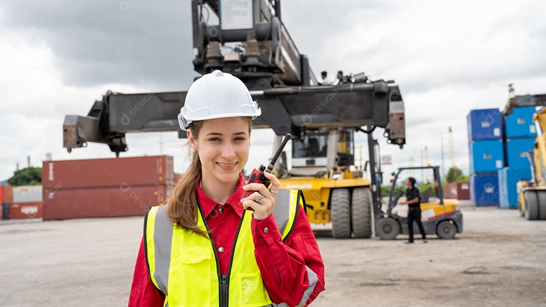 Empilhadeira de controle de contramestre de mulher carregando carga de contêineres.