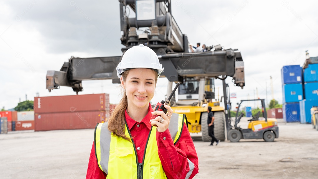 Empilhadeira de controle de contramestre de mulher carregando carga de contêineres.