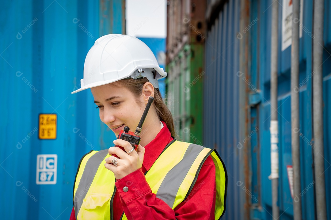 Mulher inspetora verificando a carga no contêiner de carga personalizado.