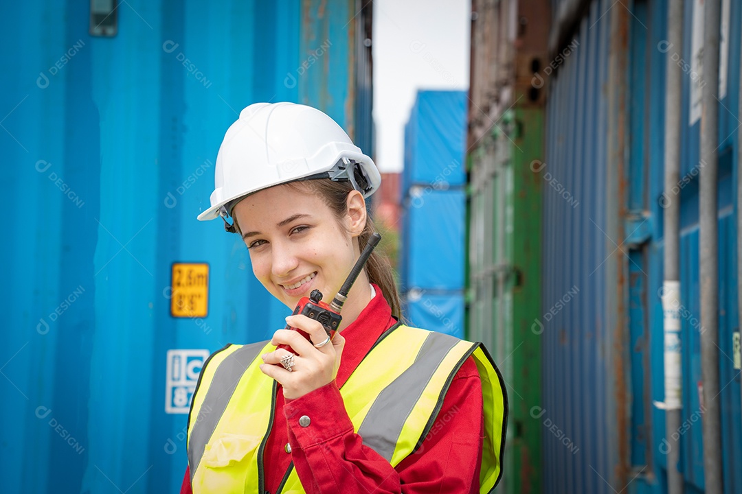 Mulher inspetora verificando a carga no contêiner de carga personalizado.