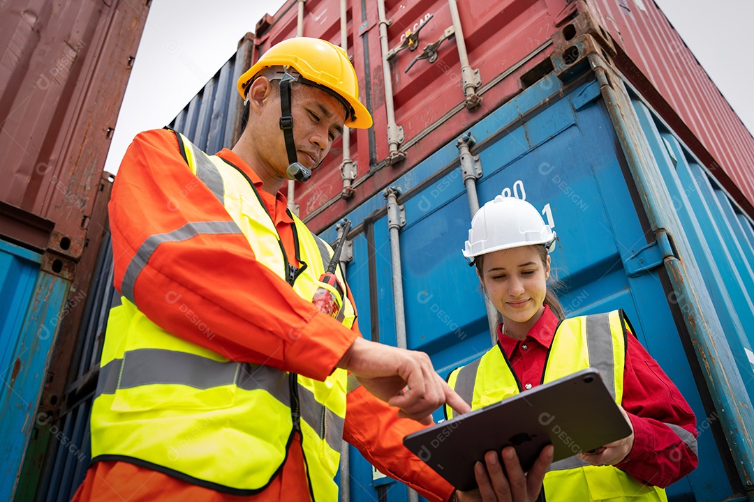 Mulher capataz sorria usando walkie talkie na frente do garfo de carga.