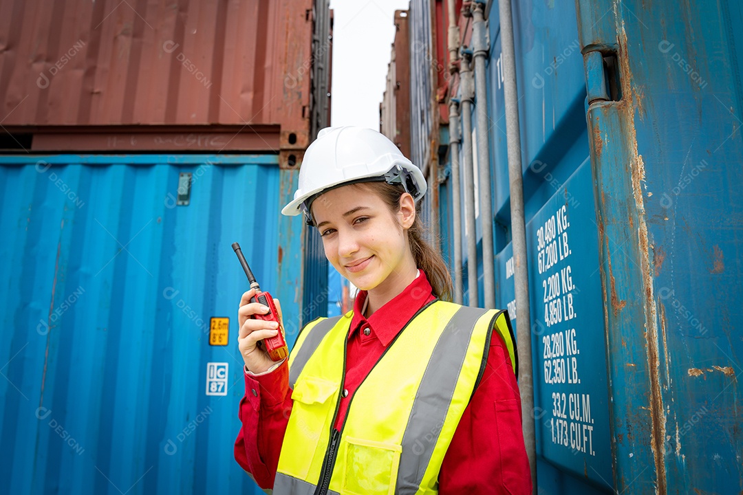 O sorriso do capataz da mulher senta-se dentro do recipiente de carga no armazém