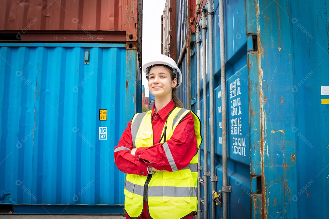 Senhora capataz segurando o capacete após o trabalho finlandês na frente da carga.