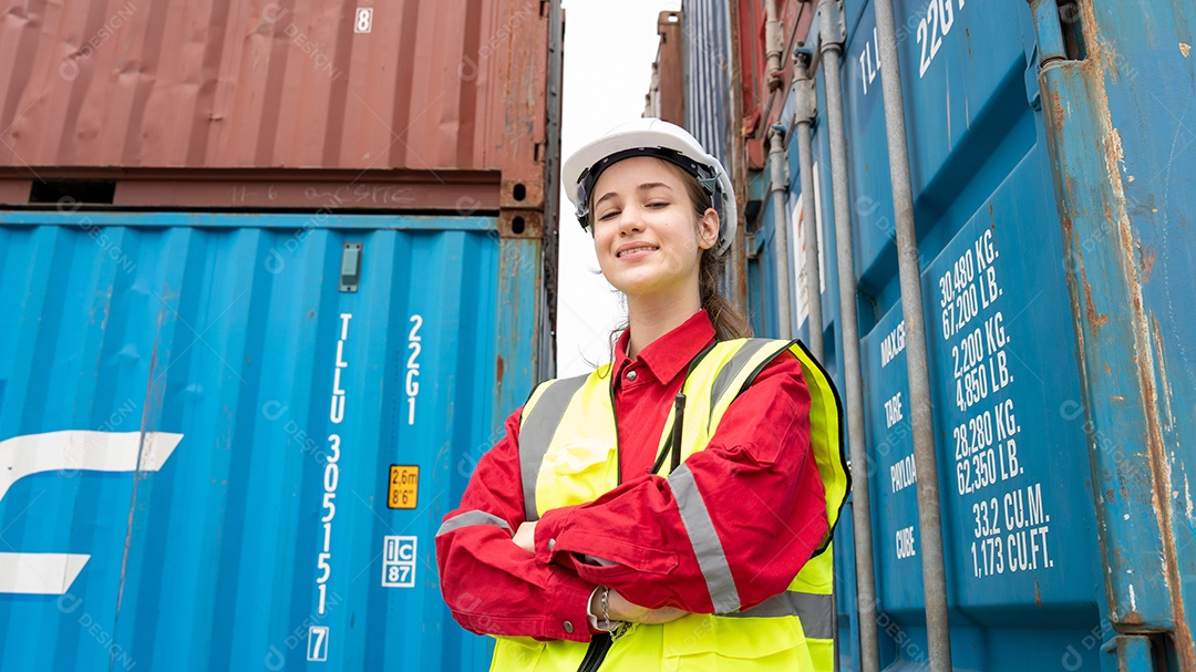 Senhora capataz segurando o capacete após o trabalho finlandês na frente da carga.