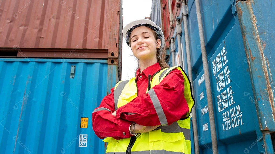 Senhora capataz segurando o capacete após o trabalho finlandês na frente da carga.