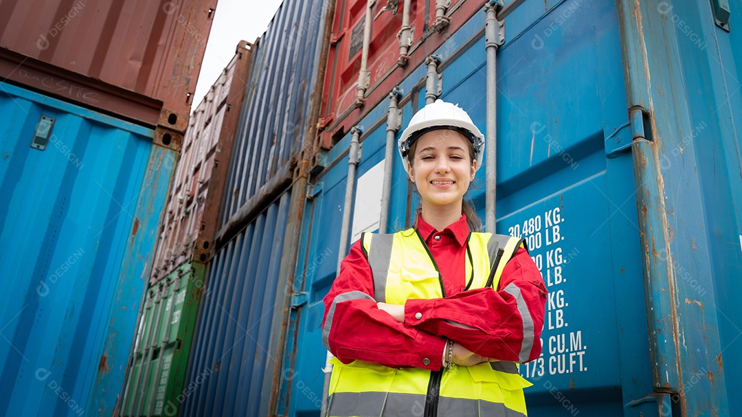 Senhora capataz segurando o capacete após o trabalho finlandês na frente da carga.