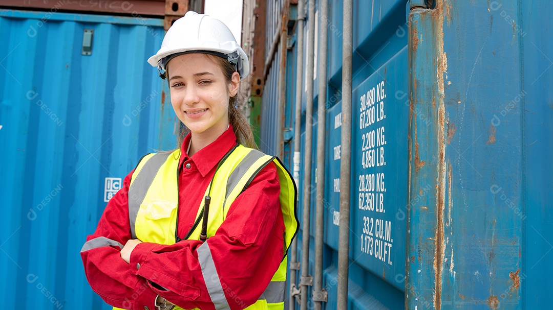 Senhora capataz segurando o capacete após o trabalho finlandês na frente da carga.
