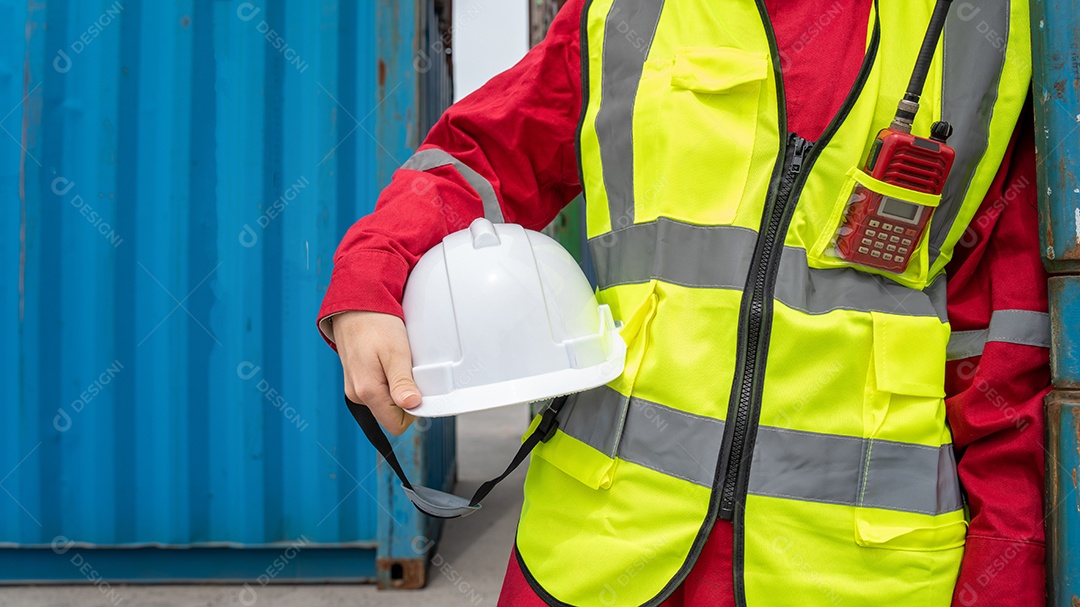 Senhora capataz segurando o capacete após o trabalho finlandês na frente da carga.