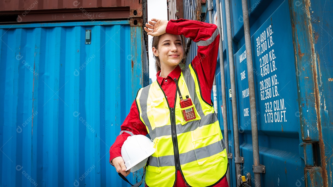 Senhora capataz segurando o capacete após o trabalho finlandês na frente da carga
