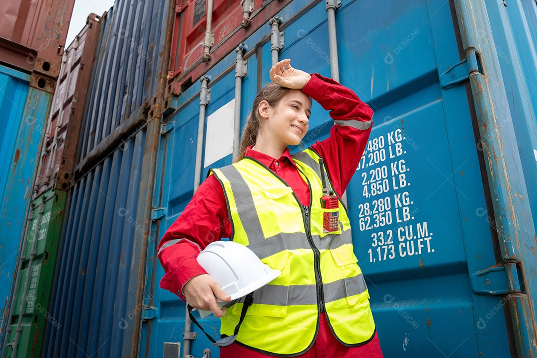 Senhora capataz segurando o capacete após o trabalho finlandês na frente da carga