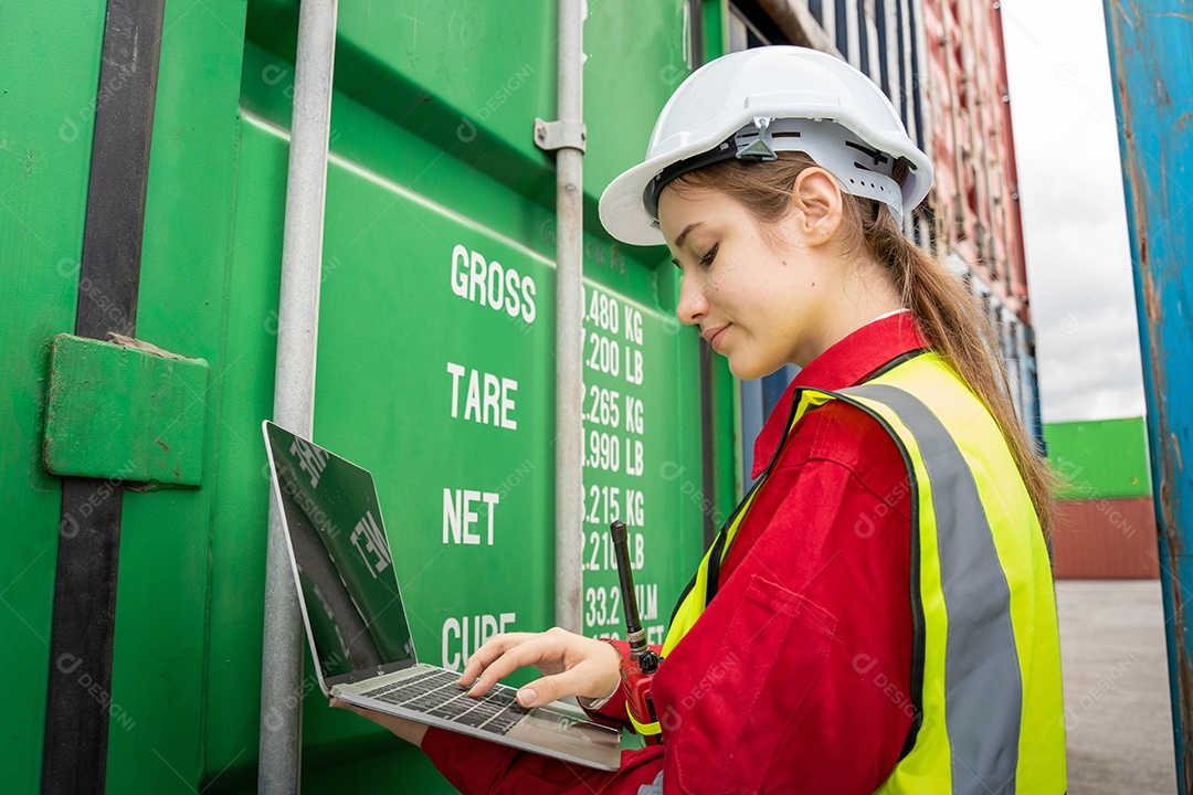 Mulher inspetora verificando a carga no contêiner de carga personalizado
