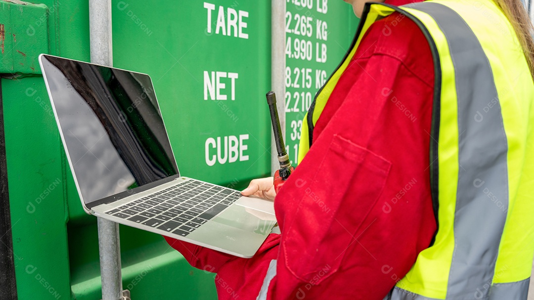 Mulher inspetora verificando a carga no contêiner de carga personalizado.