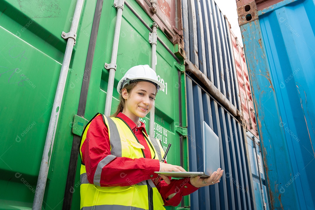 Mulher inspetora verificando a carga no contêiner de carga personalizado.