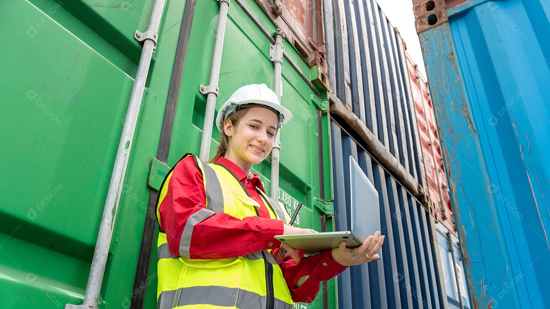 Mulher inspetora verificando a carga no contêiner de carga personalizado.