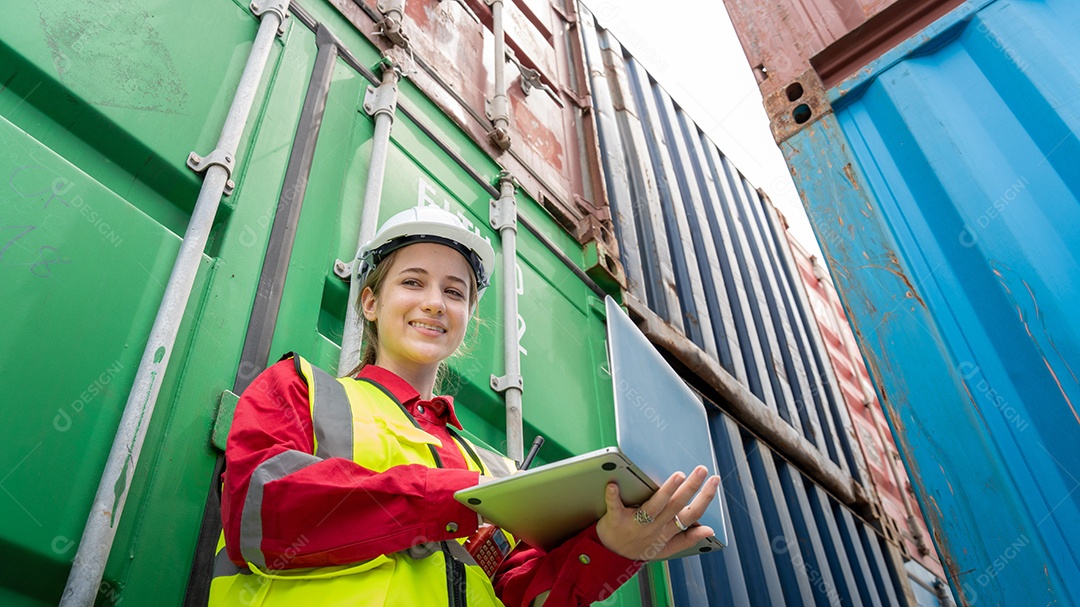 Mulher inspetora verificando a carga no contêiner de carga personalizado.