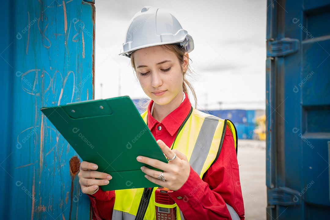 Mulher inspetora verificando a carga no contêiner de carga personalizado.