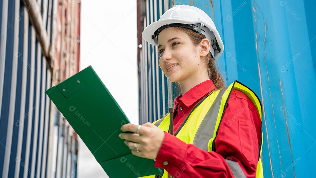 Mulher inspetora verificando a carga no contêiner de carga personalizado.