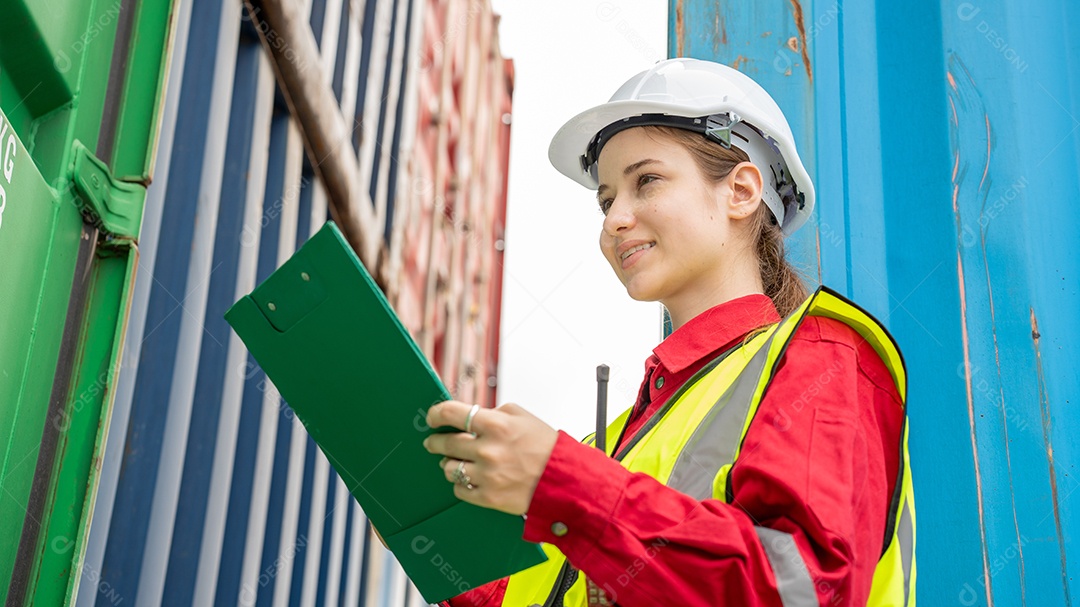 Mulher inspetora verificando a carga no contêiner de carga personalizado.