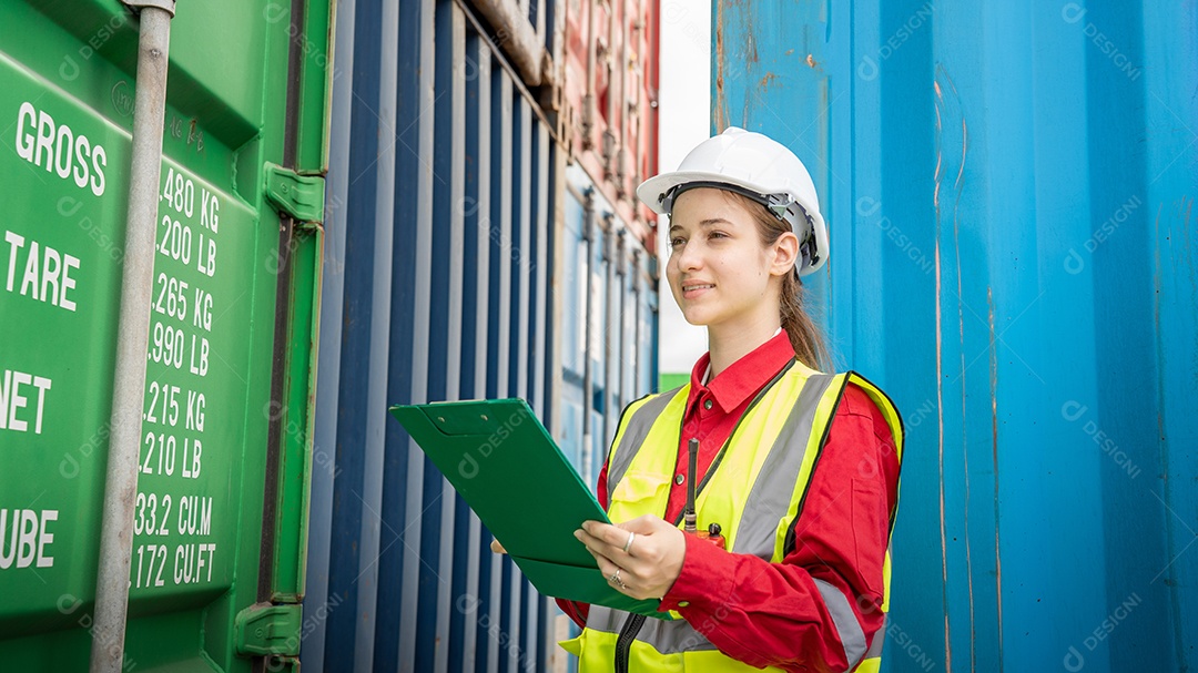 Mulher inspetora verificando a carga no contêiner de carga personalizado.