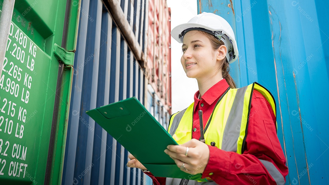 Mulher inspetora verificando a carga no contêiner de carga personalizado.