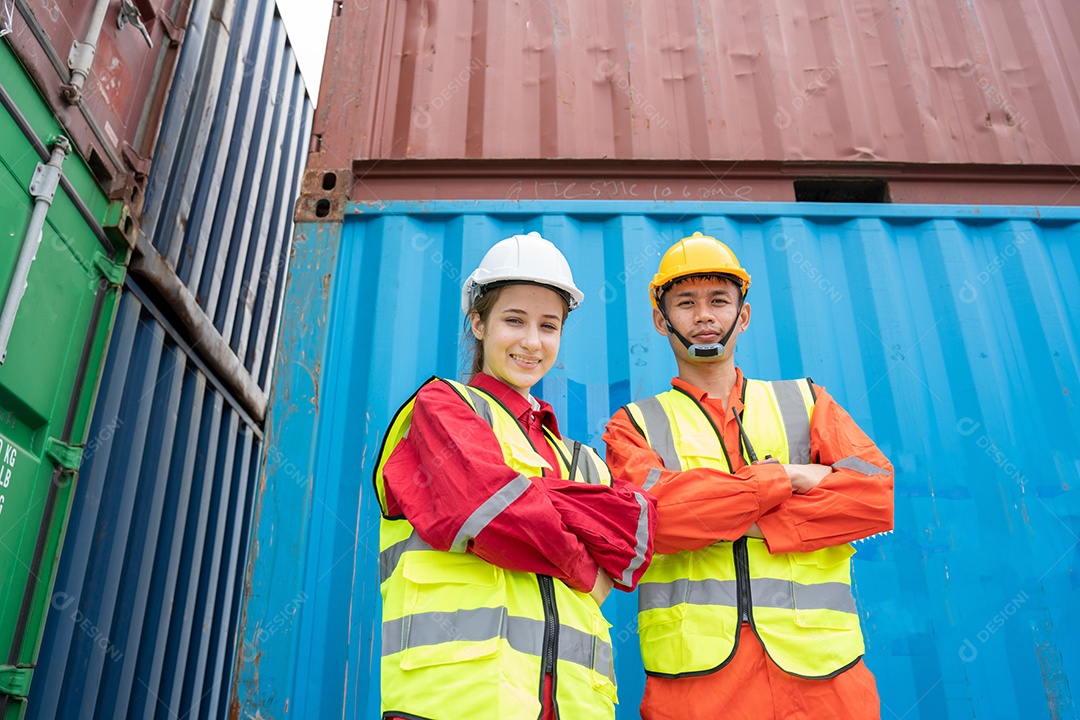 O gerente da mulher cruzam o braço na frente da empilhadeira da carga dentro