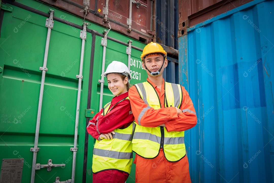 O gerente da mulher e o homem cruzam o braço na frente da empilhadeira da carga.