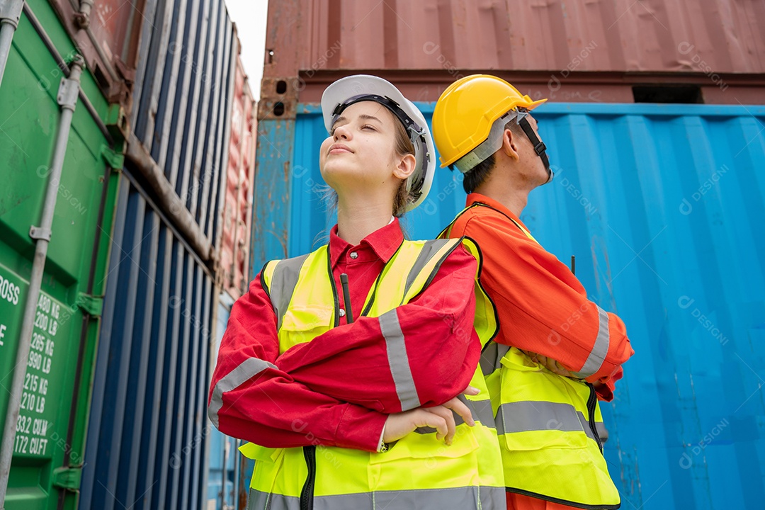O gerente da mulher cruzam o braço na frente da empilhadeira da carga dentro