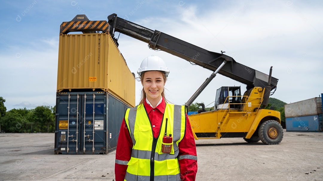 Mulher inspetora verificando a carga no contêiner de carga personalizado.