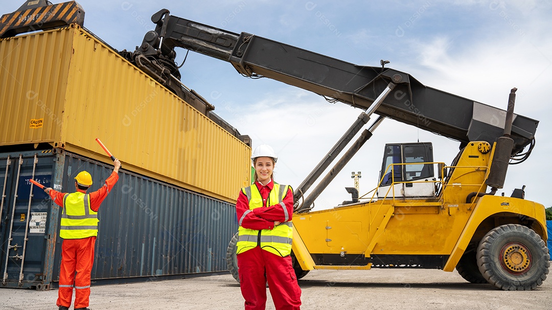 Mulher inspetora verificando a carga no contêiner de carga personalizado.