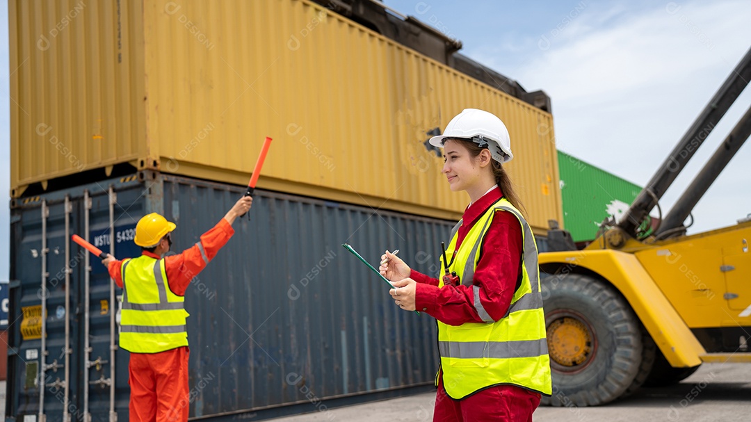 Mulher inspetora verificando a carga no contêiner de carga personalizado.