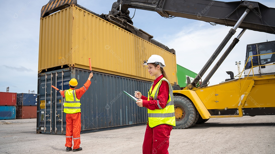Mulher inspetora verificando a carga no contêiner de carga personalizado.