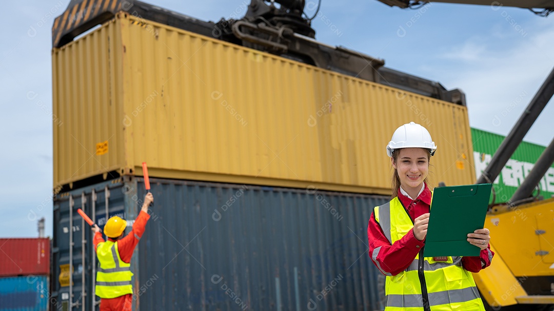 Mulher inspetora verificando a carga no contêiner de carga personalizado.