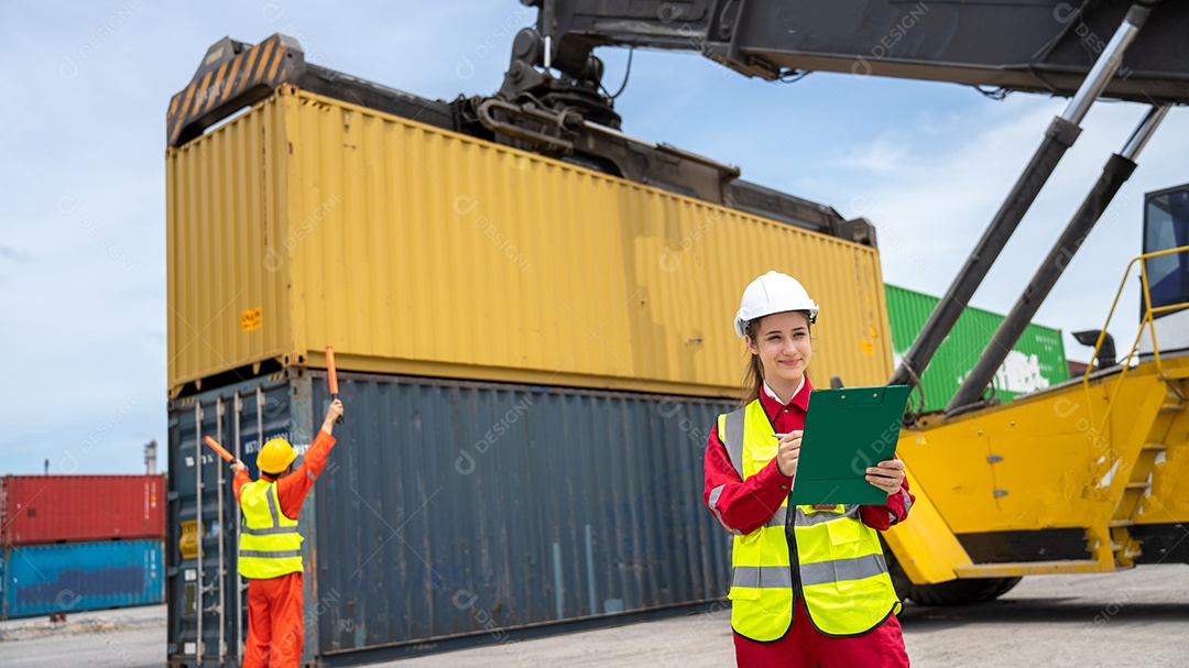Mulher inspetora verificando a carga no contêiner de carga personalizado.