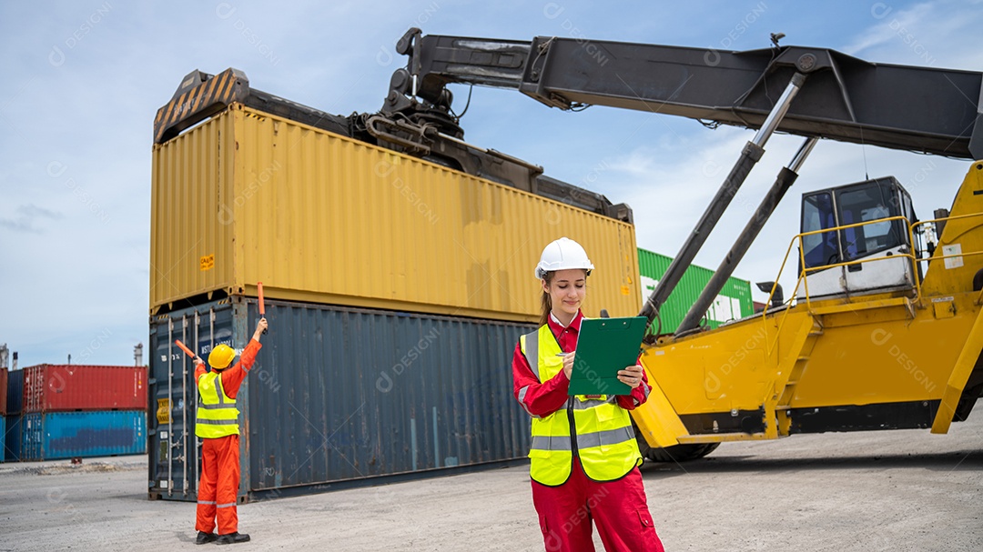 Mulher inspetora verificando a carga no contêiner de carga personalizado.