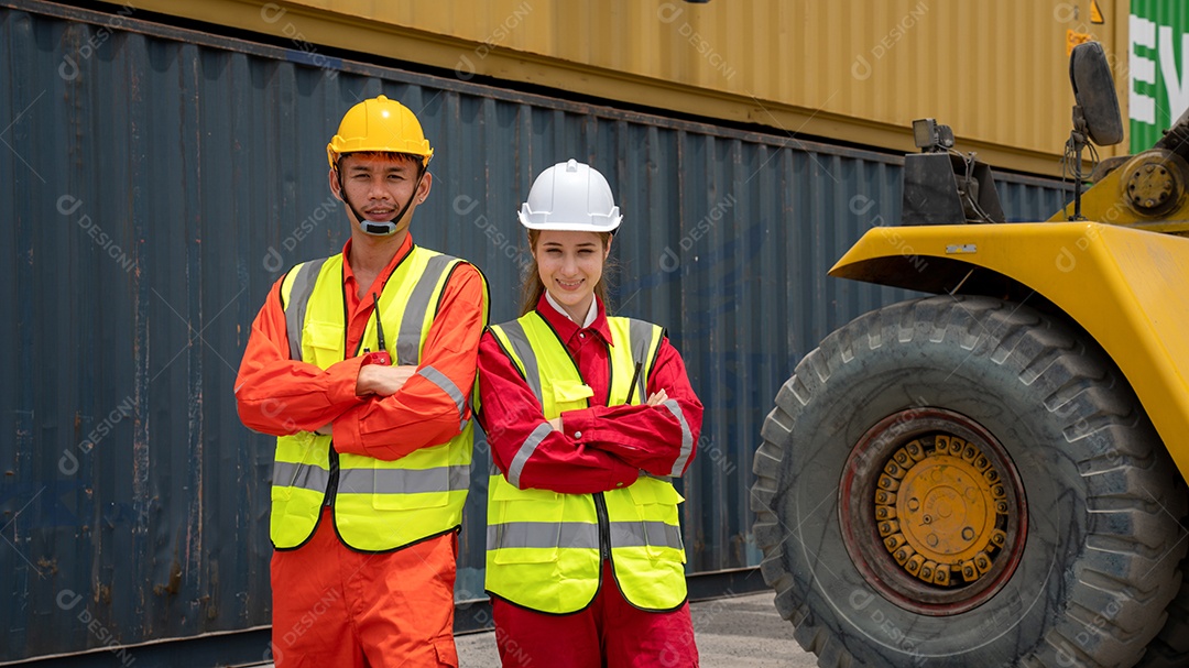 O gerente da mulher e o homem sorriem e cruzam o braço na frente da carga.