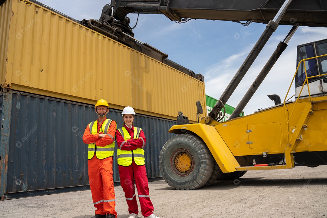O gerente da mulher e o homem sorriem e cruzam o braço na frente da carga.
