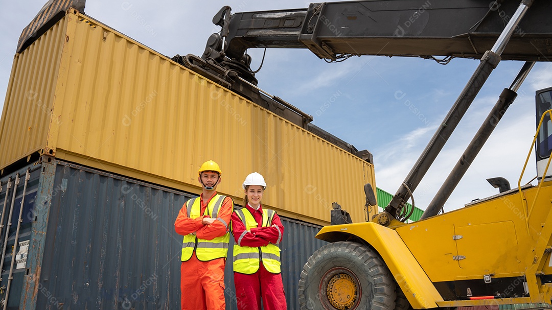O gerente da mulher e o homem sorriem e cruzam o braço na frente da carga.
