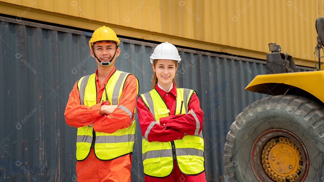 O gerente da mulher e o homem sorriem e cruzam o braço na frente da carga.