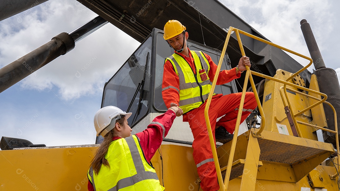 Empilhadeira de motorista segurando a mão do capataz puxando a empilhadeira.
