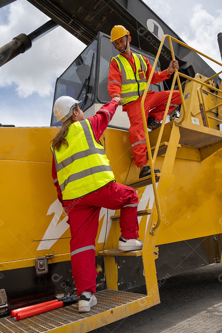 Empilhadeira de motorista segurando a mão do capataz puxando a empilhadeira